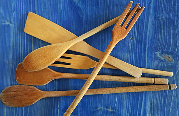 Usate ancora in cucina cucchiai, forchette e palette di legno?