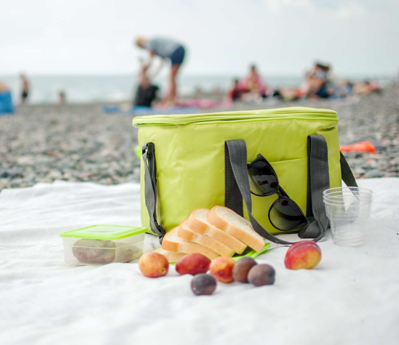 Menu da spiaggia: cosa mettere (e come!) nella borsa frigo