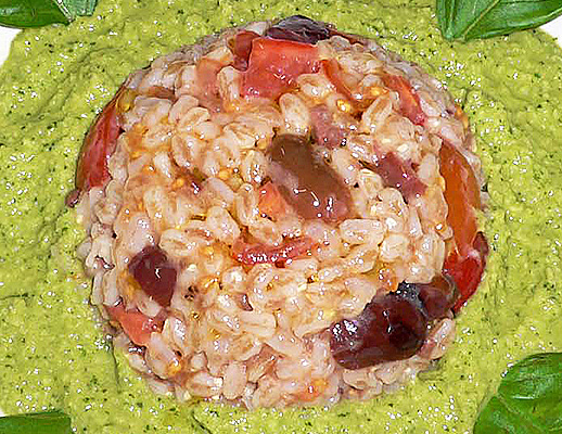 Farro toscano con pomodori, olive e salsa di zucchine