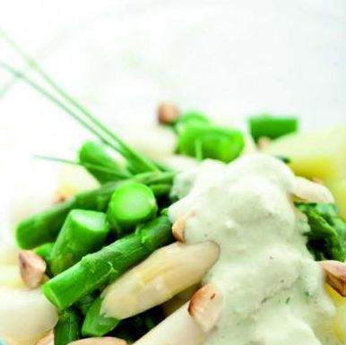 Asparagi, patate e mandorle con salsa di tofu all'erba cipollina