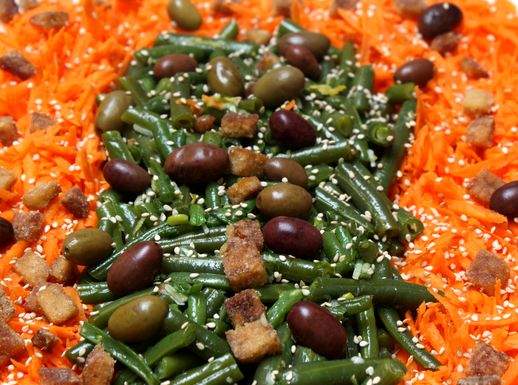 Insalata di fagiolini e carote con tempeh croccante e olive 518