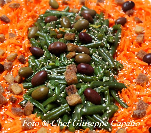 Insalata di fagiolini e carote con tempeh croccante e olive 518