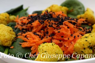Insalata di spinacini e carote con cavolfiore alla curcuma e sesamo nero 318