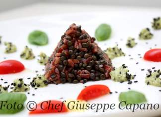 Piramidine di riso rosso e lenticchie beluga con zenzero, zucchine e pomodorini