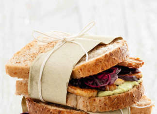 Sandwich integrale con tempeh, avocado e cavolo rosso