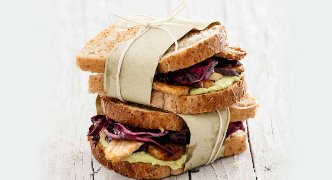 Sandwich integrale con tempeh, avocado e cavolo rosso