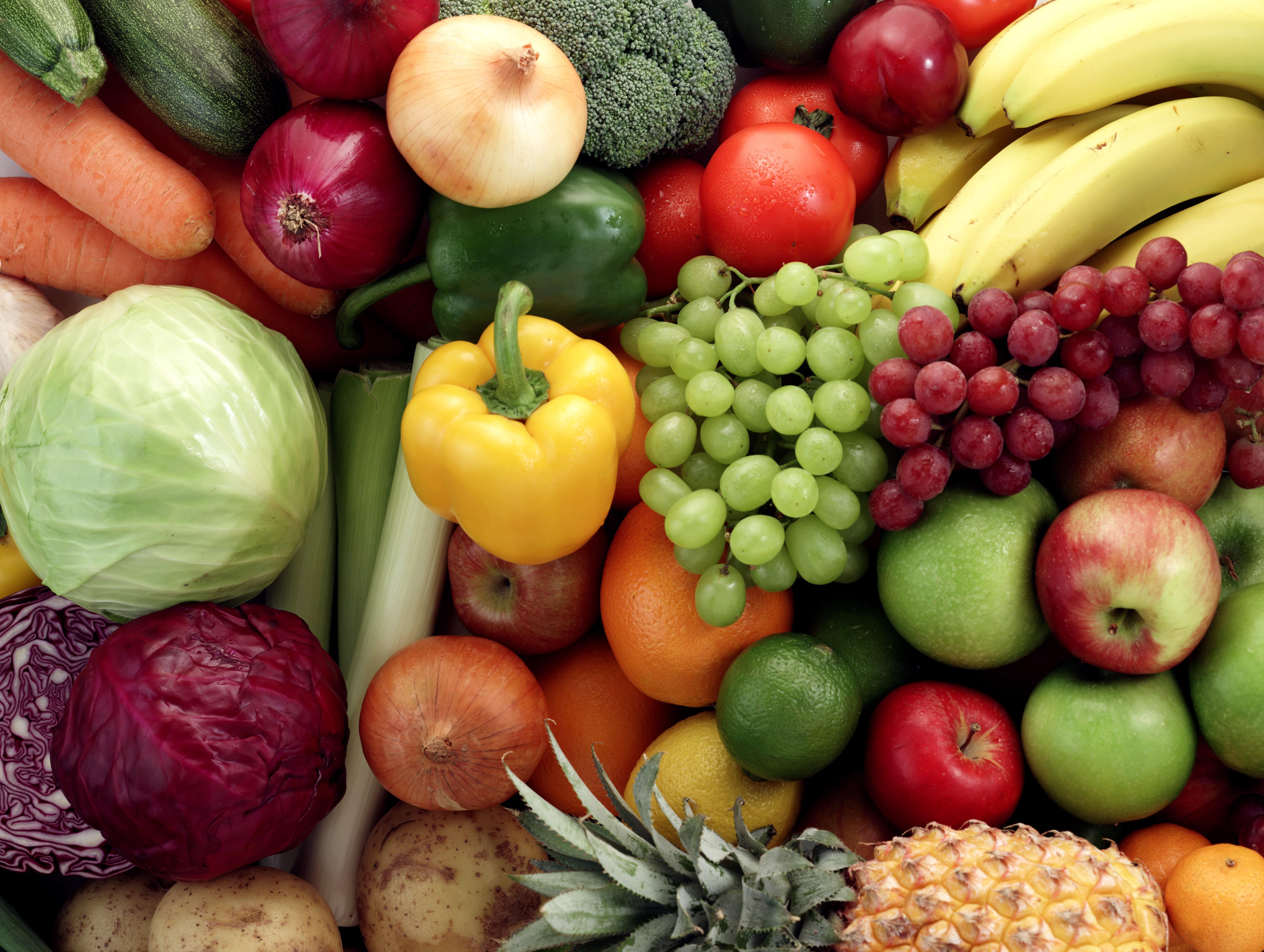 Фрукты овощи на ц. Овощи и фрукты. Яркие овощи. Разные фрукты и овощи. Разнообразие фруктов и овощей.
