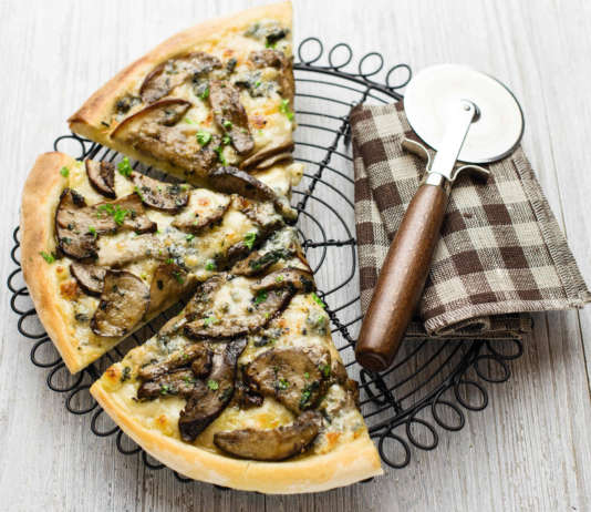 Pizza con funghi porcini e gorgonzola