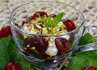 Dessert con ciliegie, yogurt alla menta e pistacchi 518