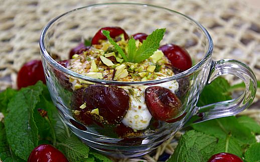 Dessert con ciliegie, yogurt alla menta e pistacchi 518