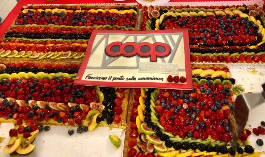 La torta offerta al taglio del nastro, all'inaugurazione del superstore Coop di Parabiago