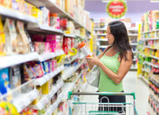 donna che controlla etichetta al supermercato