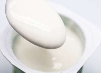 vasetto di yogurt bianco