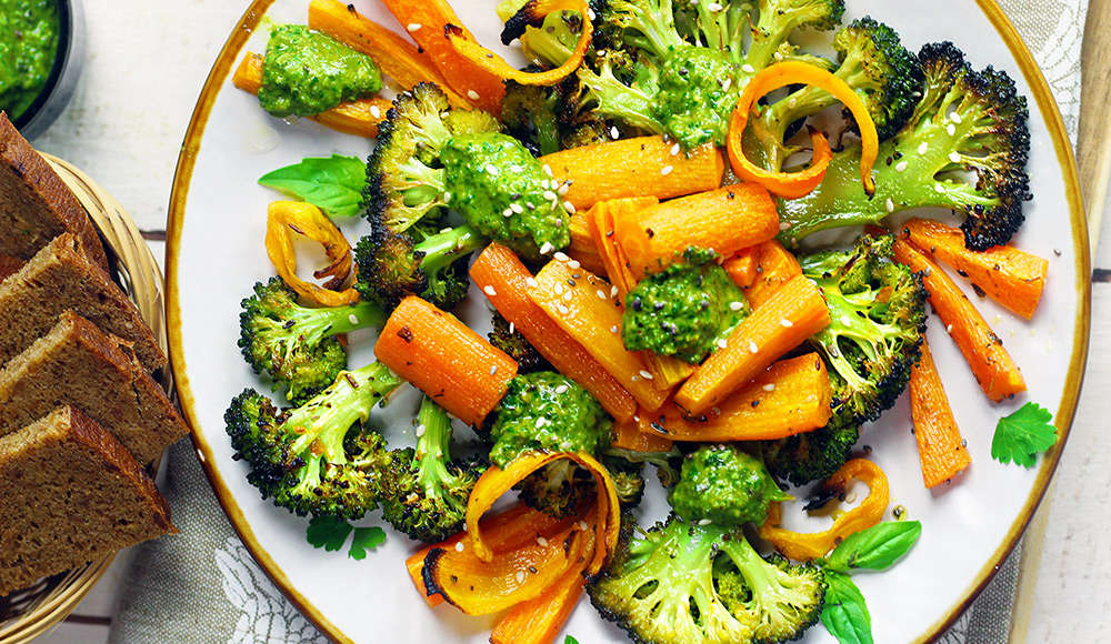 broccoletti e carote con pesto e chips