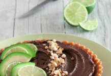 Cheesecake crudista al cacao con anacardi e avocado