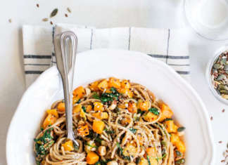 Spaghetti integrali alla zucca con spinaci, nocciole e semi