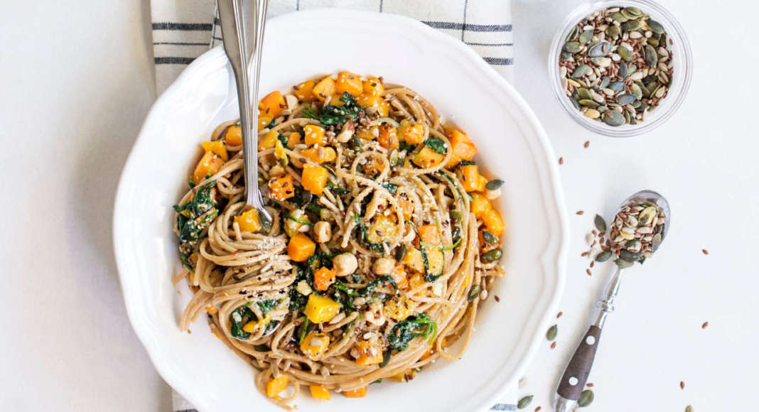 Spaghetti integrali alla zucca con spinaci, nocciole e semi