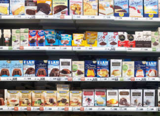 scaffale del supermercato con confezioni di creme e budini