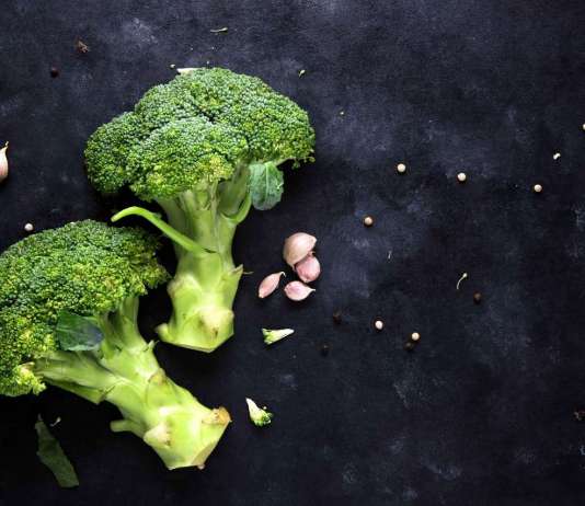 Due cime di broccoli con aglio per ricette a spreco zero