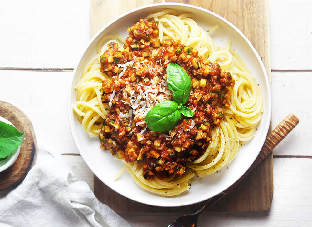 Spaghetti di zucchine cotti al ragù: ricetta vegana per un primo piatto  estivo. - LadyVeg