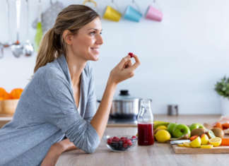 donna che mangia frutta ricca fruttooligosaccaridi