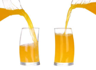 due bicchieri in cui si sta versando succo d'arancia
