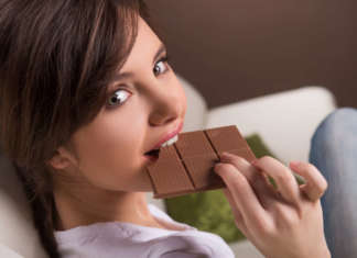 Ragazza che mangia cioccolato