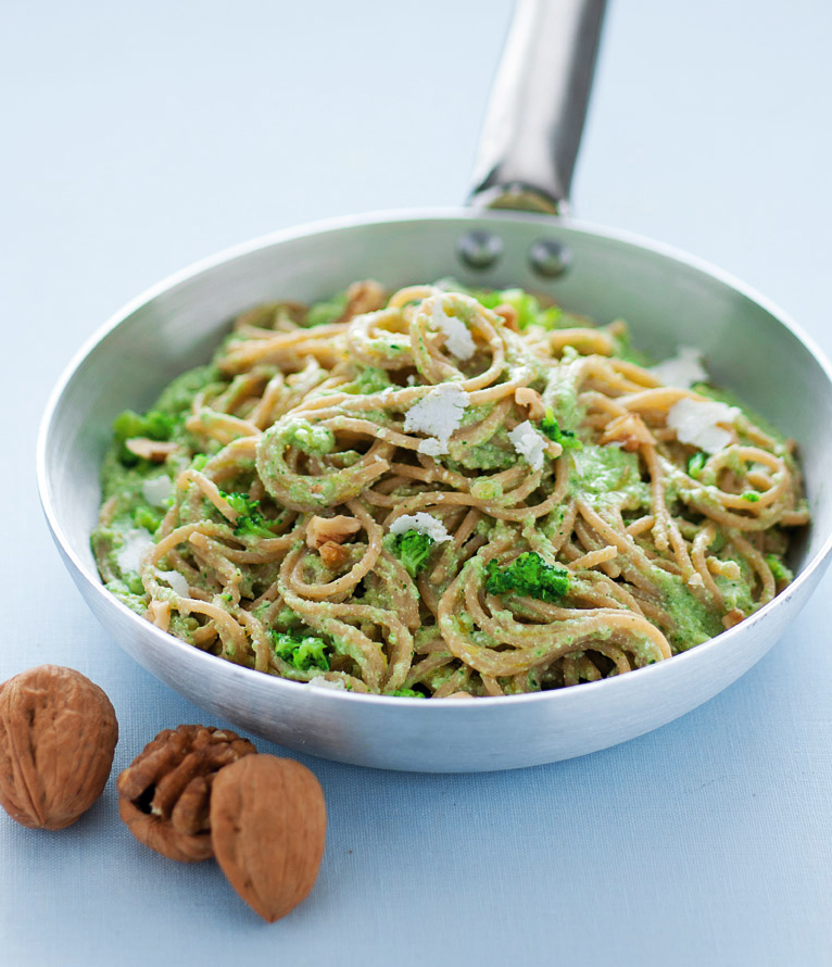 Spaghetti integrali in crema di broccoli alle noci - Cucina Naturale
