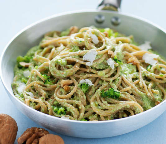 Spaghetti integrali in crema di broccoli alle noci