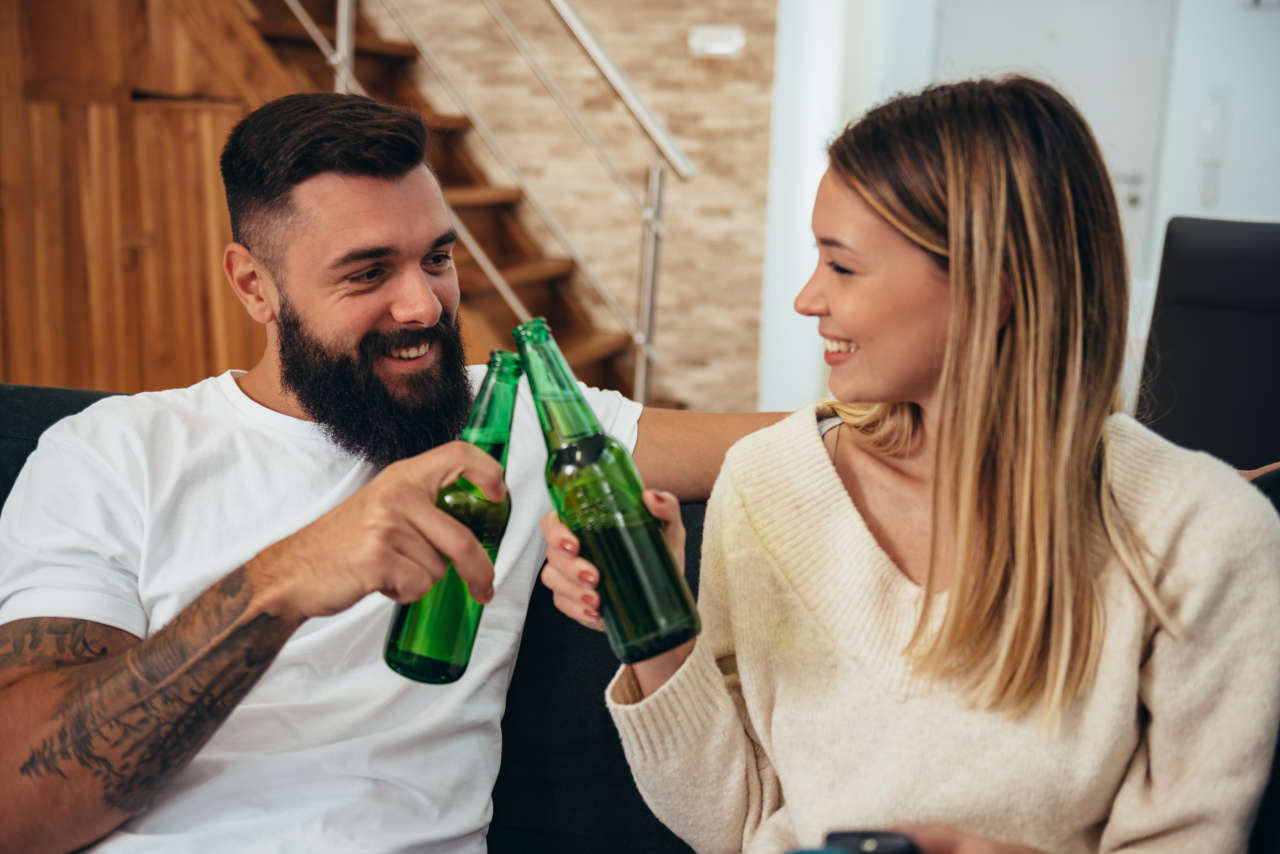 giovane coppia che beve birra analcolica