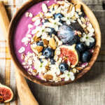 Smoothie bowl viola allo yogurt greco con mirtilli, fichi e mandorle