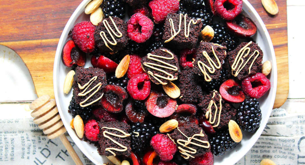 Dessert di frutti di bosco e brownies