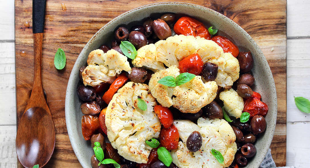 Cavolfiore arrosto con olive e pomodori