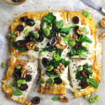 Socca (focaccia di ceci) con olive e spinaci
