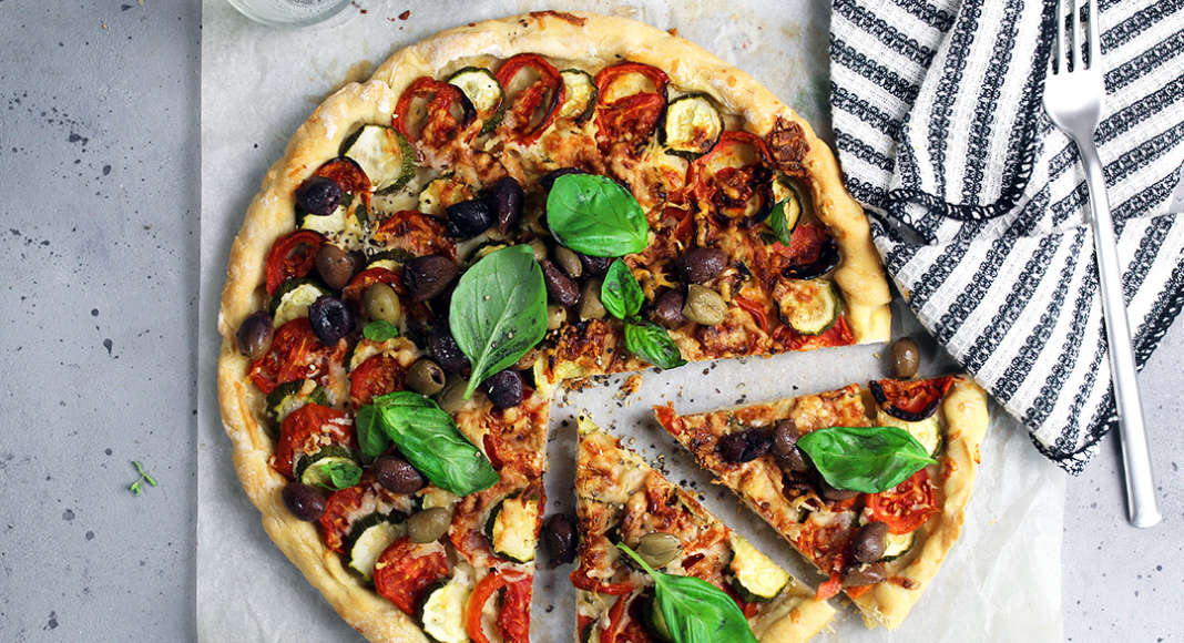 Pizza brisè con pomodorini, zucchine e olive