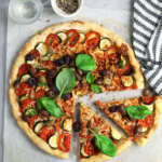 Pizza brisè con pomodorini, zucchine e olive