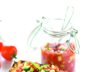 Salsa cruda di pomodori e cetrioli marinati al basilico