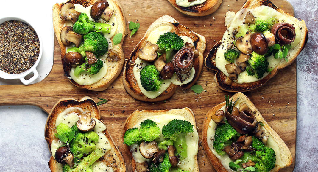 Bruschette con scamorza, broccoli e champignon
