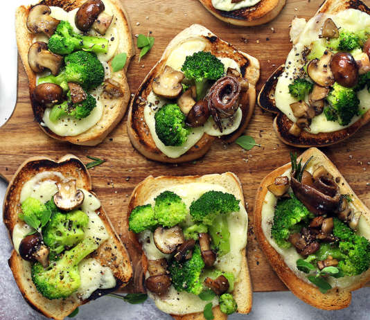 Bruschette con scamorza, broccoli e champignon